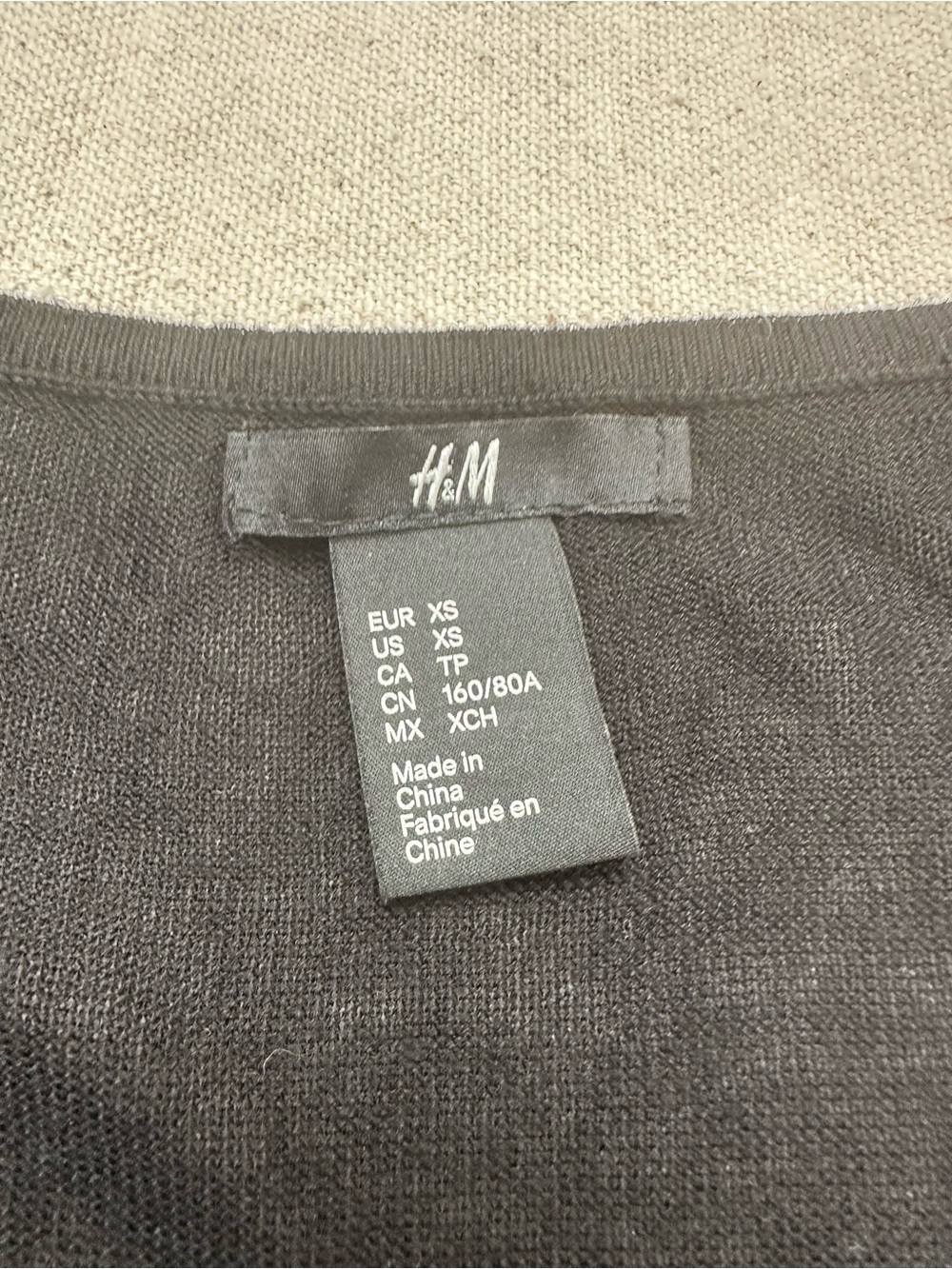H&M Black V-Neck 3/4 Sleeves Thin Sweater Top with Quilted Shoulder Panels S - Picture 2 of 8